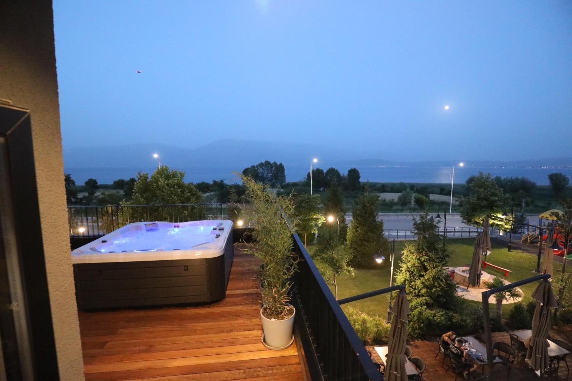 Toka Restaurant Hotell Udenisht