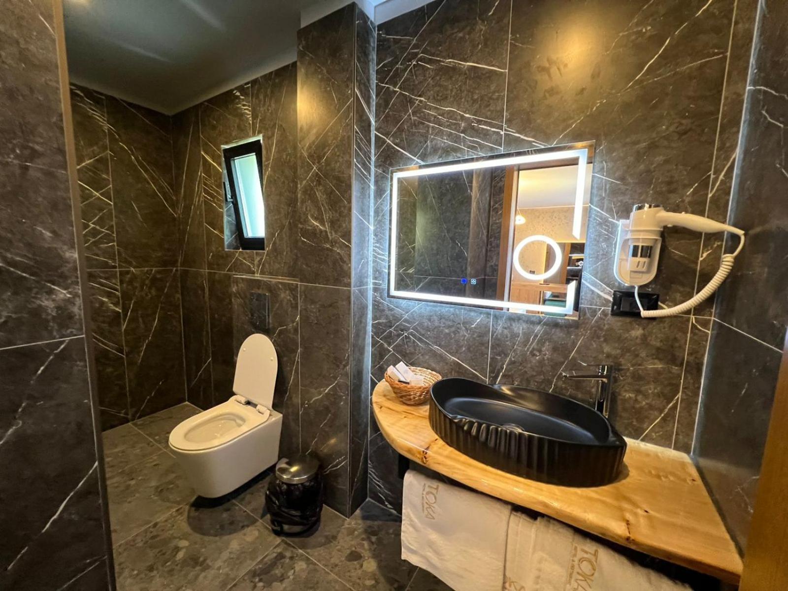 Toka Restaurant Hotell Udenisht